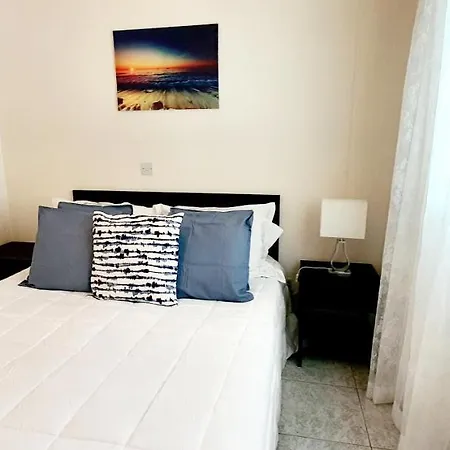 Mona's Cozy Near City Centre Апартаменты *
