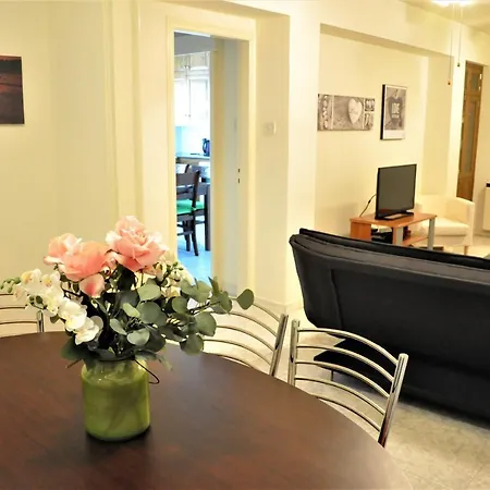 Апартаменты Mona's Cozy Near City Centre